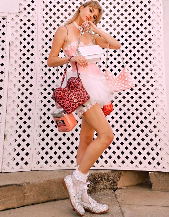nők Betsey Johnson fűzős giccses szerelem crossbody fekete/rózsaszín kiegészítők VFJ6S219