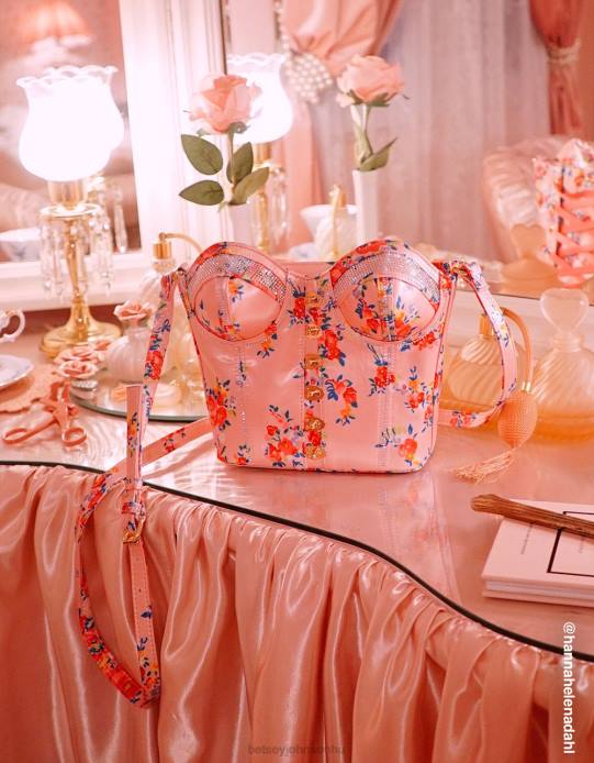 nők Betsey Johnson fűzős giccses szerelem crossbody virágos kiegészítők VFJ6S220
